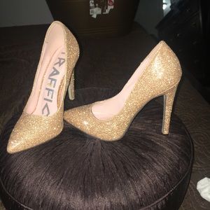Traffic heels women’s size 5 gold glitter